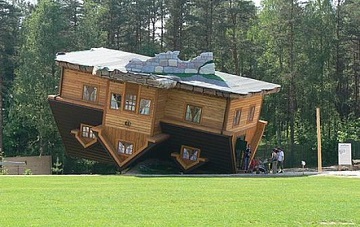 Dom do g�ry nogami Szymbark